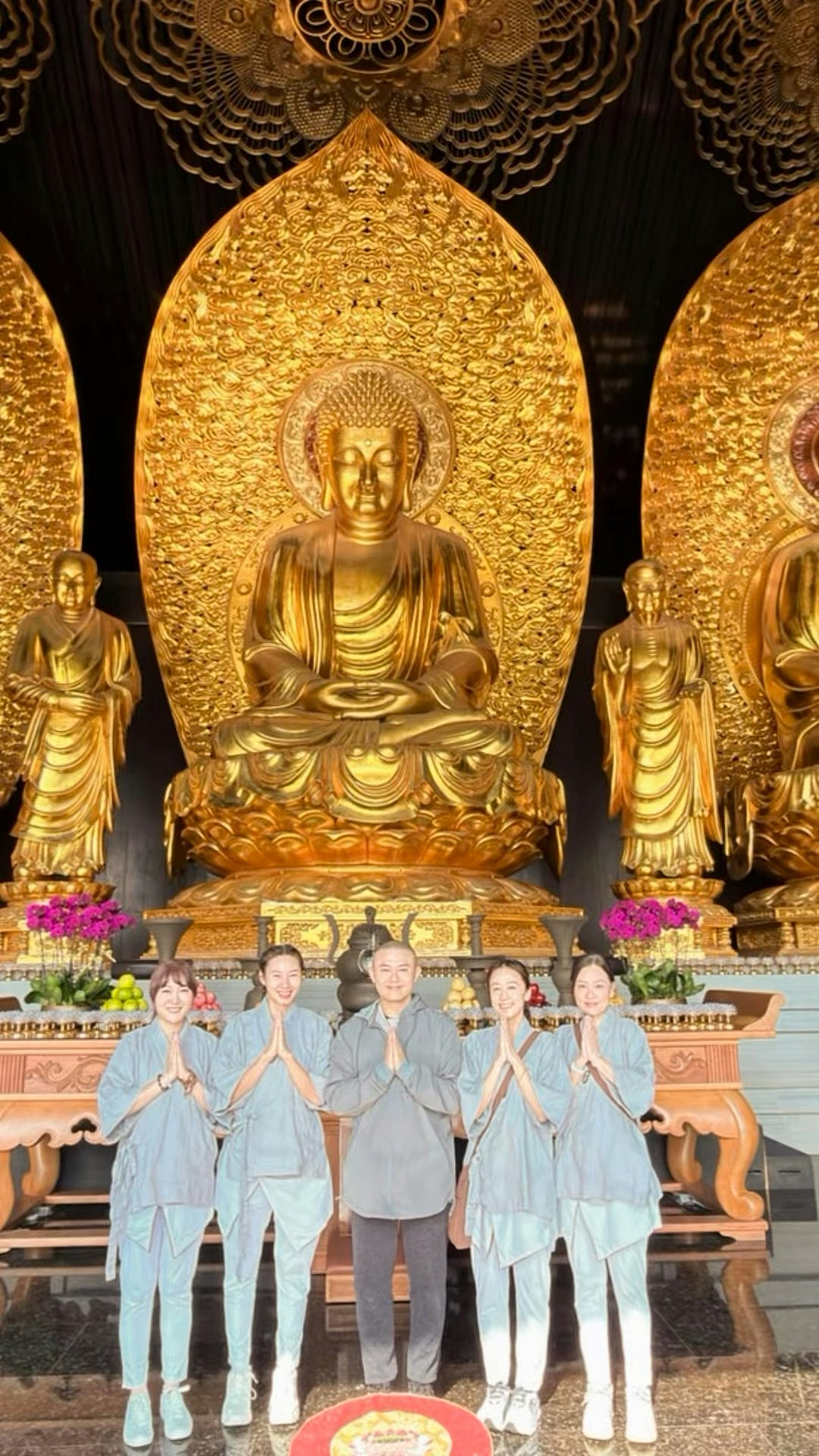 郑中基现身环球影城被网民捕获！与身旁女子开心大笑玩机动游戏（组图） - 4