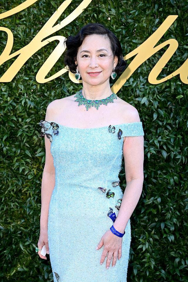 何超琼身价突破700亿,3位保镖一同出行,手里的包包成为亮点(组图) - 5