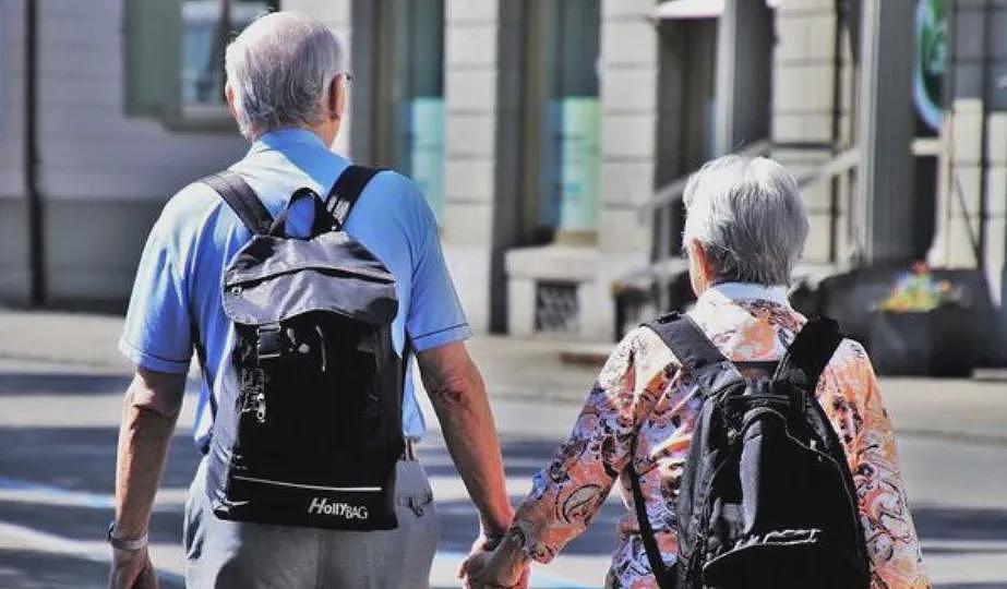 坐了一趟邮轮,退休夫妇见账单崩溃,存款大大缩水(图) - 1