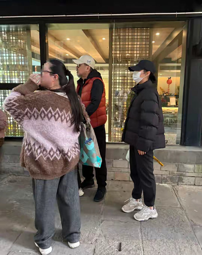 50岁陈建斌回重庆丈母娘家，胡须花白显老态，与蒋勤勤相差5岁状态大不同（组图） - 4