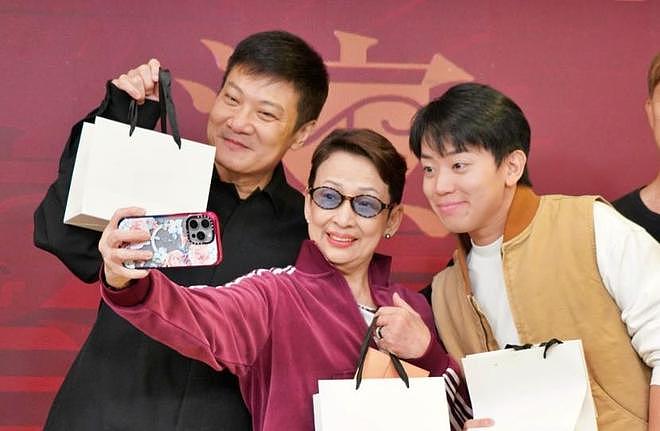 古天乐给TVB老演员发红包,数百位老演员出席,刘江获演艺贡献奖(组图) - 17