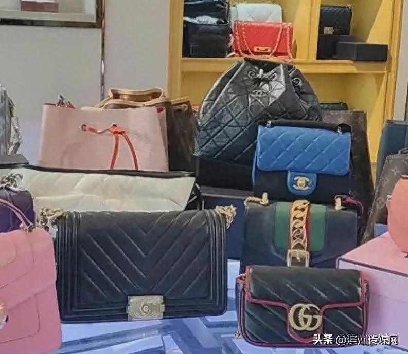 为换新手机，女孩将家中13万的奢侈品贱卖9300元（组图） - 1