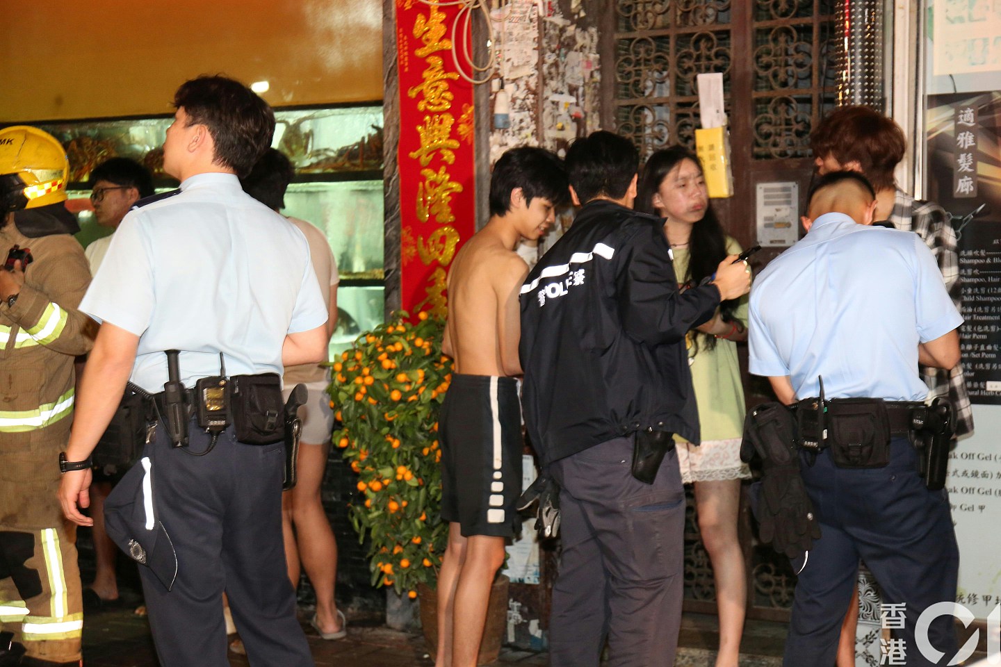 学生公寓尿袋起火！8名留学生不适送院，部分人面部被熏黑（组图） - 11