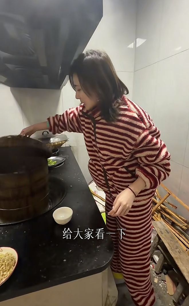 李亚鹏前妻回四川过年,住村里山上大别墅,三层楼院子大到能跑步(组图) - 6