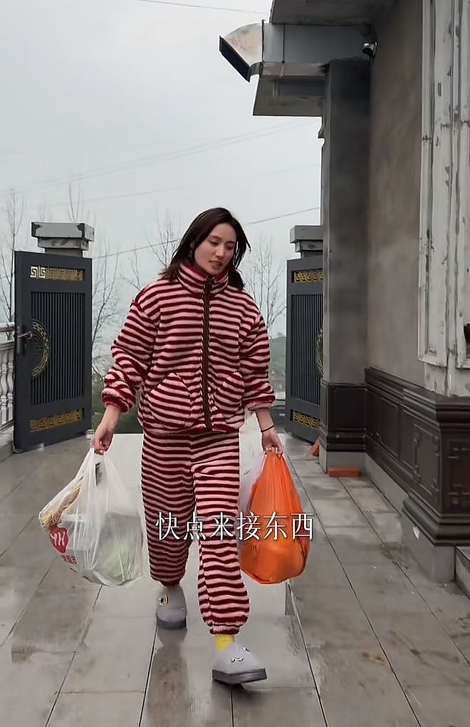 李亚鹏前妻回四川过年,住村里山上大别墅,三层楼院子大到能跑步(组图) - 4