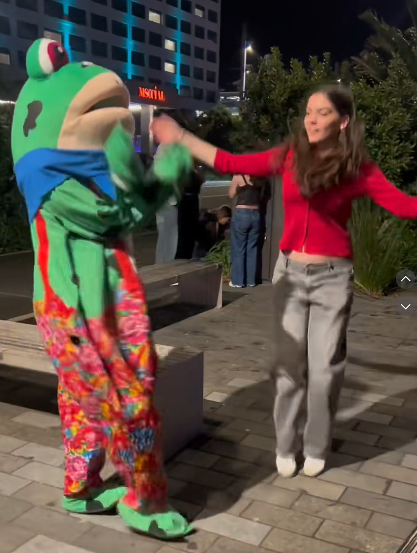 太心酸！华人街头直播遭十多人围殴抢劫，鼻梁骨折，满手鲜血！几十万人围观（组图） - 9