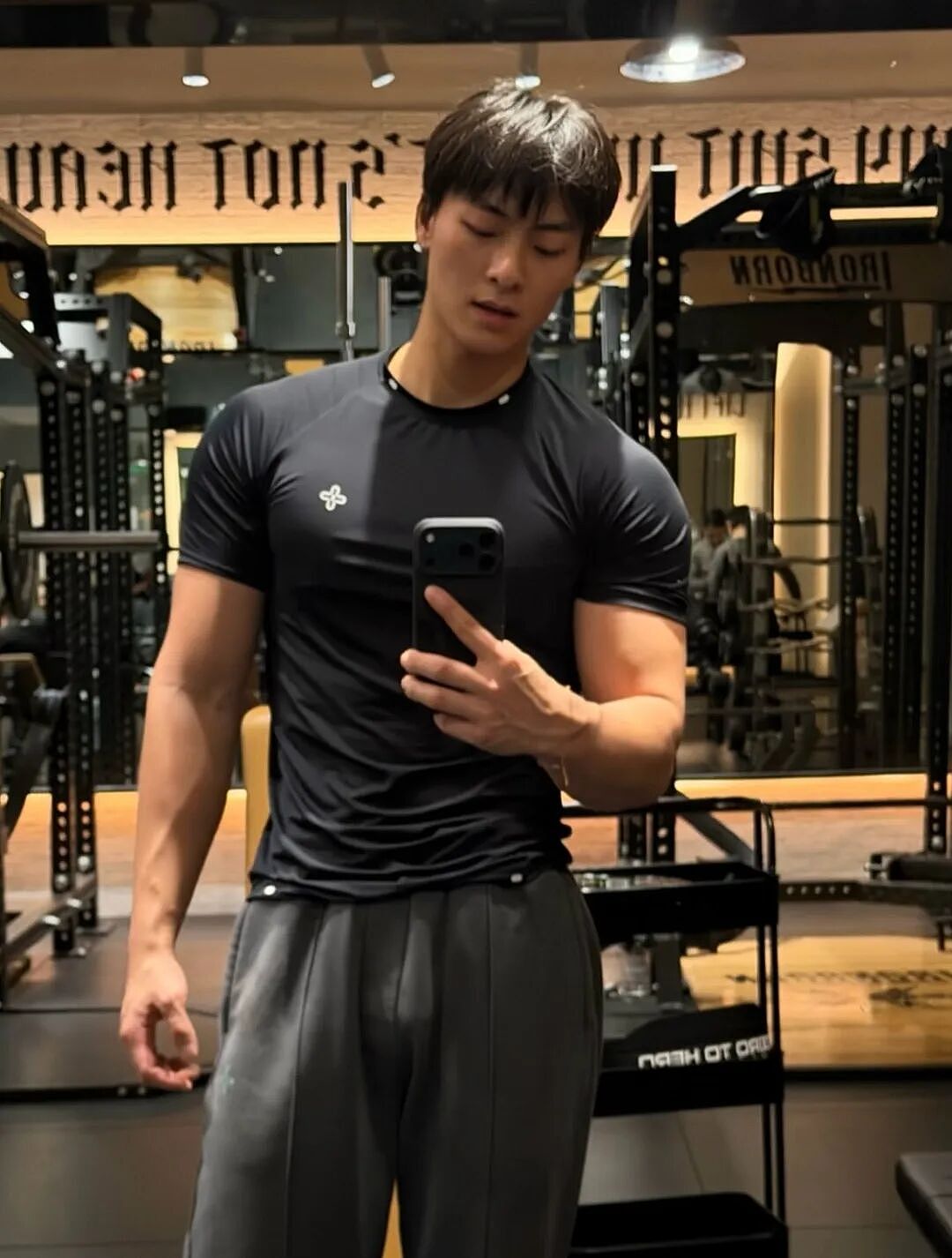 【帅哥】山东精壮体育生1s镜前大秀肌肉，网友：灰色果然很显....（组图） - 10