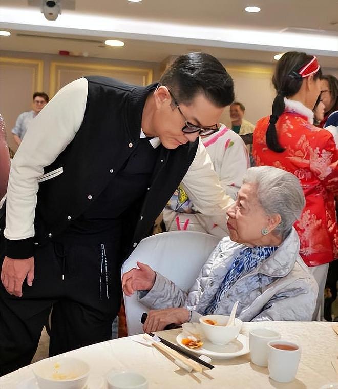 古天乐给TVB老演员发红包,数百位老演员出席,刘江获演艺贡献奖(组图) - 15