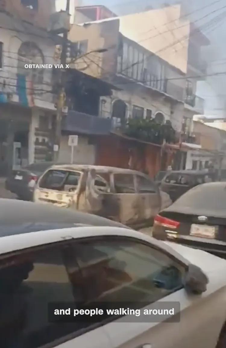 墨西哥游客突遇毒枭帮派街头火拼，公交车被炸飞，游客惶恐逃离机场！太可怕…（组图） - 16