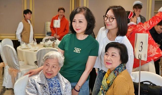 古天乐给TVB老演员发红包,数百位老演员出席,刘江获演艺贡献奖(组图) - 13