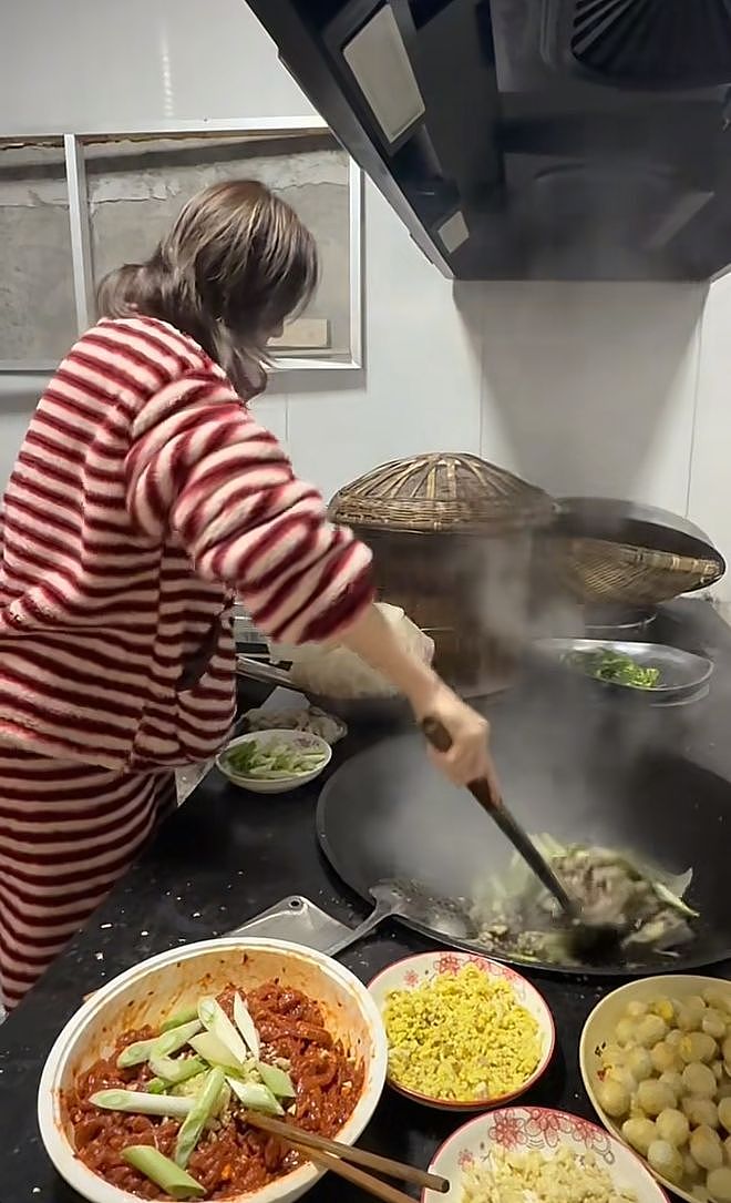 李亚鹏前妻回四川过年,住村里山上大别墅,三层楼院子大到能跑步(组图) - 5