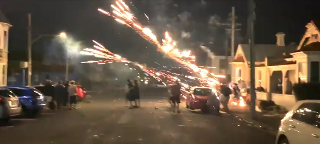 新西兰“最野一条街”成景点,游客一车车拉进去参观!“住了很多富二代,风格却像贫民窟!”(组图) - 26