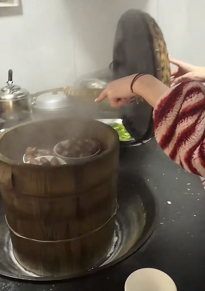 李亚鹏前妻回四川过年,住村里山上大别墅,三层楼院子大到能跑步(组图) - 7