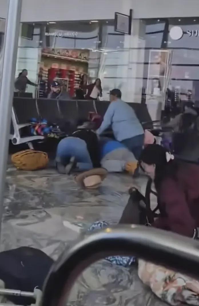 墨西哥游客突遇毒枭帮派街头火拼，公交车被炸飞，游客惶恐逃离机场！太可怕…（组图） - 26