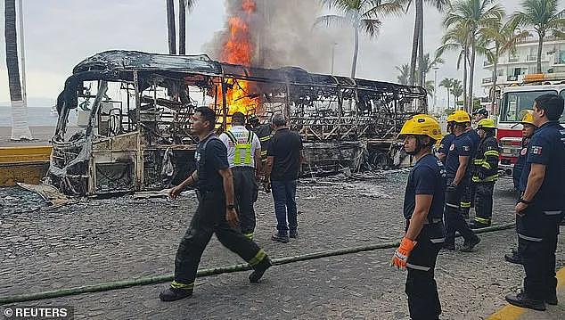 墨西哥游客突遇毒枭帮派街头火拼，公交车被炸飞，游客惶恐逃离机场！太可怕…（组图） - 20