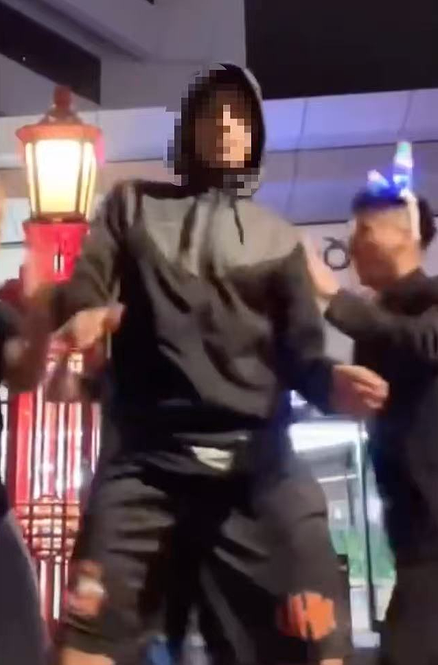 太心酸！华人街头直播遭十多人围殴抢劫，鼻梁骨折，满手鲜血！几十万人围观（组图） - 1
