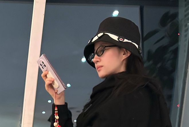 刘亦菲INS晒新照:抱着爱犬外出散步,素颜出镜气色佳!(组图) - 4