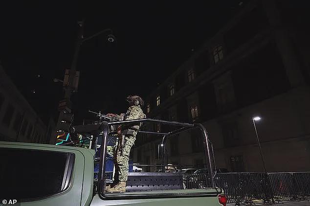 墨西哥游客突遇毒枭帮派街头火拼，公交车被炸飞，游客惶恐逃离机场！太可怕…（组图） - 15