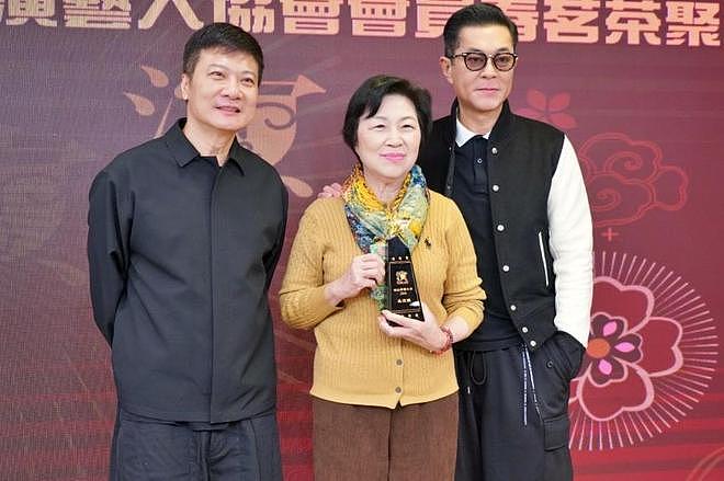 古天乐给TVB老演员发红包,数百位老演员出席,刘江获演艺贡献奖(组图) - 11