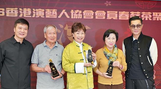古天乐给TVB老演员发红包,数百位老演员出席,刘江获演艺贡献奖(组图) - 6