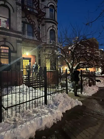 ICE在布碌仑街头突袭！公寓外拘捕一男子，居民阻止遭喷辣椒水（组图） - 2