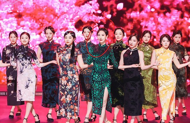 黄晓明新女友遭深扒，履历被扒照片曝光，网友：看生图不像26岁！（组图） - 11