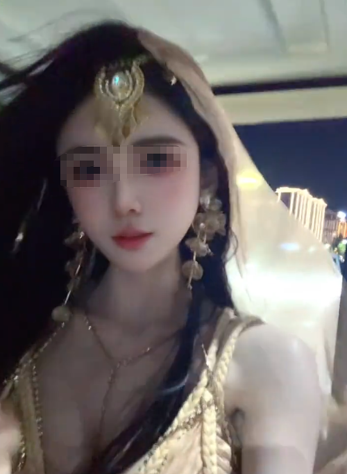 “狗头萝莉”复出热舞秀身材：直播间故意不拉裤链擦边网友骂声一片（视频/组图） - 2