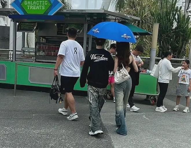 黄晓明恋情曝光！与美女穿情侣装并同游，女方年龄被扒疑似小22岁（组图） - 5