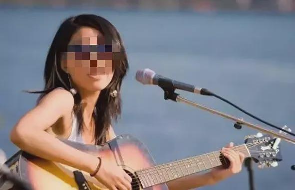 热搜爆了!知名女歌手穿中国红拜年想复出,刚想捞金就被全网按死!曾一曲爆火网络上春晚(组图) - 16