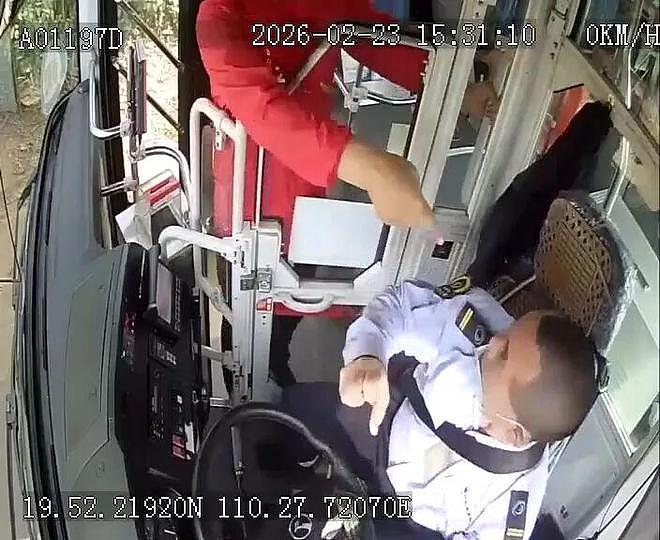 未到站要求下车遭拒，海口男子抢夺公交车方向盘！持续殴打司机1分钟（组图） - 1