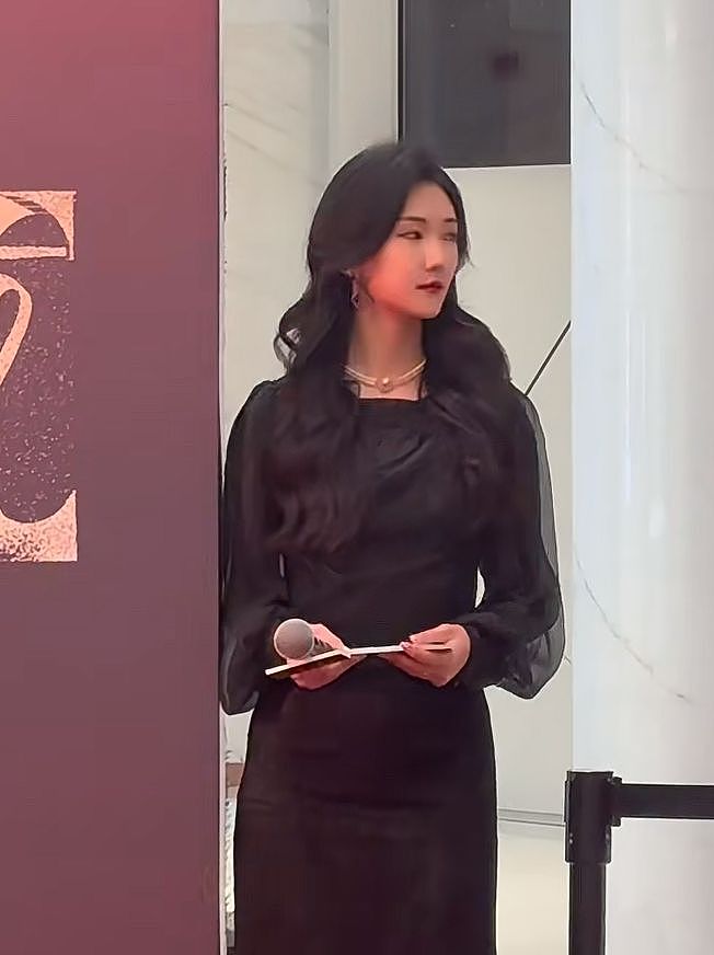 黄晓明恋情曝光！与美女穿情侣装并同游，女方年龄被扒疑似小22岁（组图） - 12