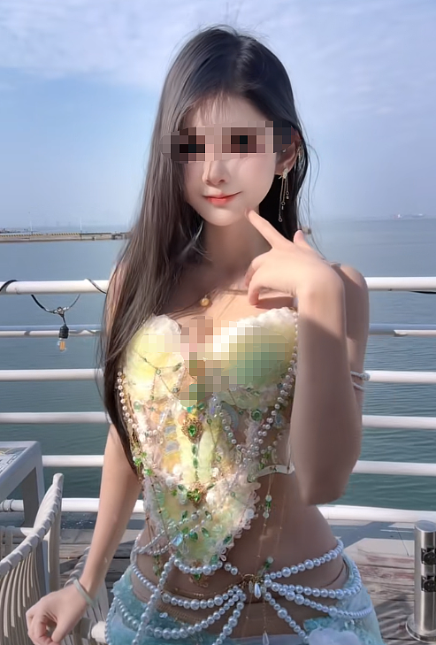 “狗头萝莉”复出热舞秀身材：直播间故意不拉裤链擦边网友骂声一片（视频/组图） - 1