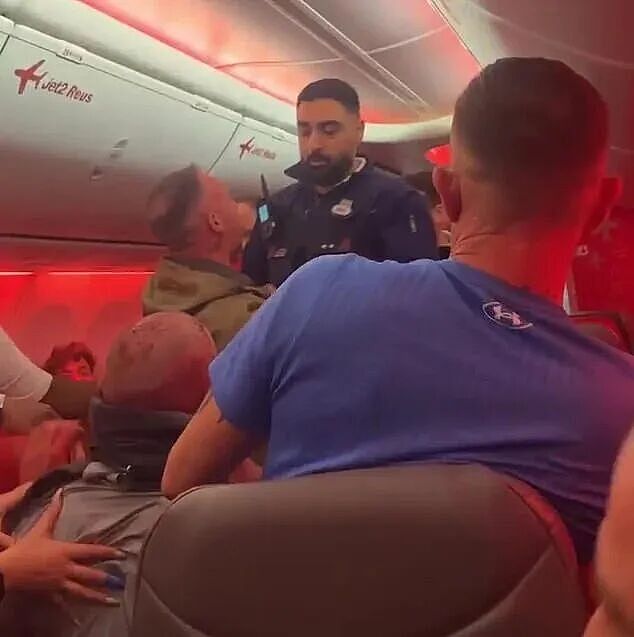 万米高空爆发群殴?!客机座椅血迹斑斑,牙齿散落遍地,2人终身禁飞,还要赔钱!(视频/组图) - 5