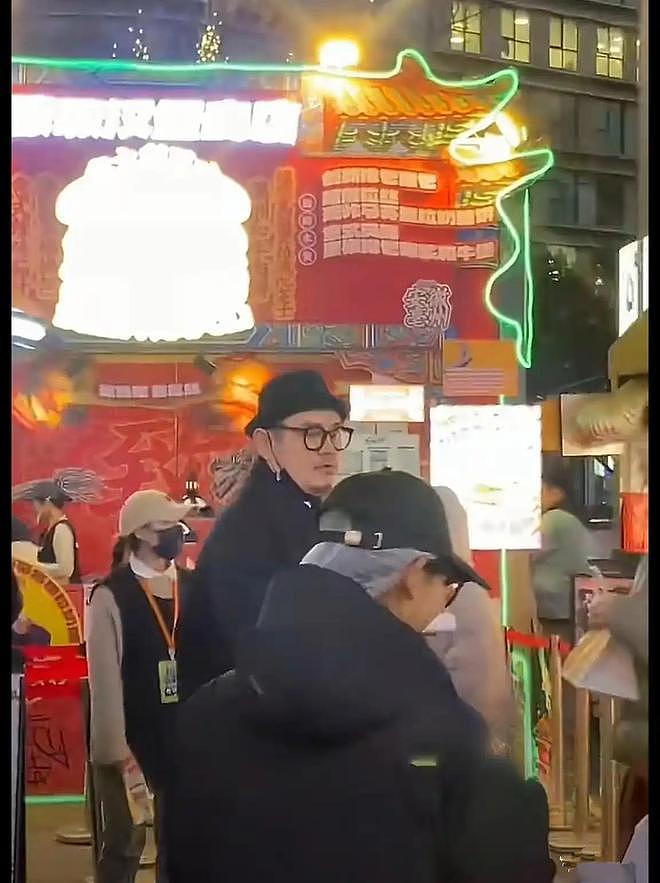 网友偶遇《天天向上》主持人钱枫，颈部线条消失，身材胖到200斤（组图） - 1