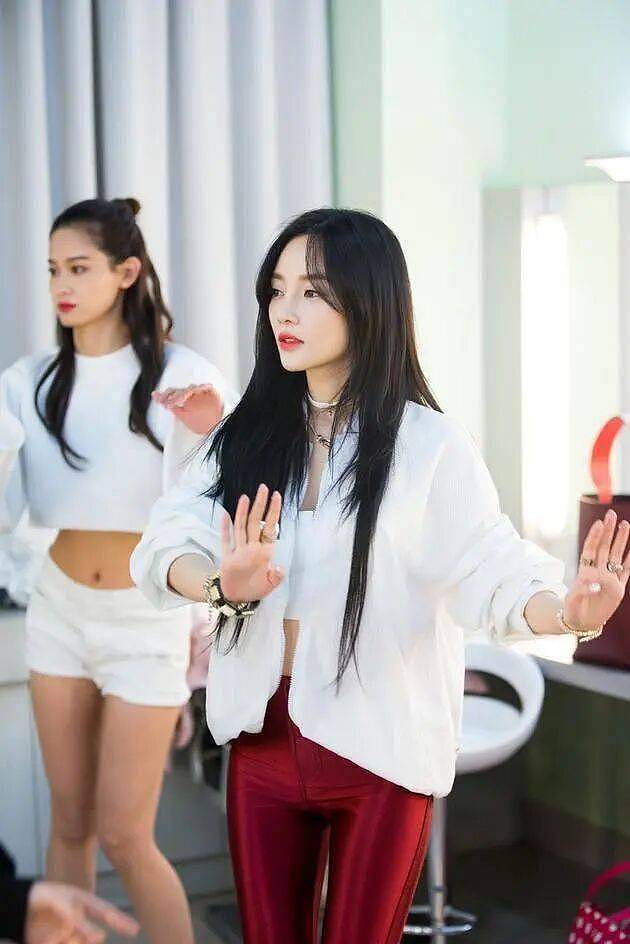李小璐复出?杨紫和李现恋爱了?曲婉婷回内娱被封(组图) - 5