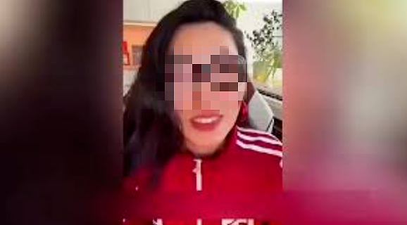 热搜爆了！知名女歌手穿中国红拜年想复出，刚想捞金就被全网按死！曾一曲爆火网络上春晚（组图） - 1