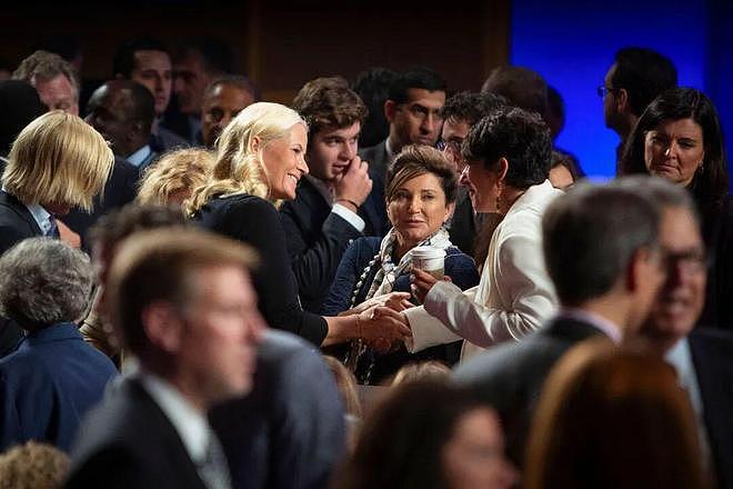 挪威前首相自杀未遂！疑卷入爱泼斯坦案，多处住所被突袭搜查（组图） - 2