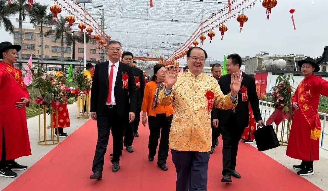 一夜爆火的香港千亿大佬,奇袭李嘉诚(组图) - 14