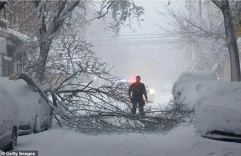 雪飓风突袭美东！纽约暴雪冲进历史前五，9000航班停摆50万人断电（组图） - 2
