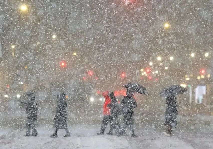 雪飓风突袭美东！纽约暴雪冲进历史前五，9000航班停摆50万人断电（组图） - 5