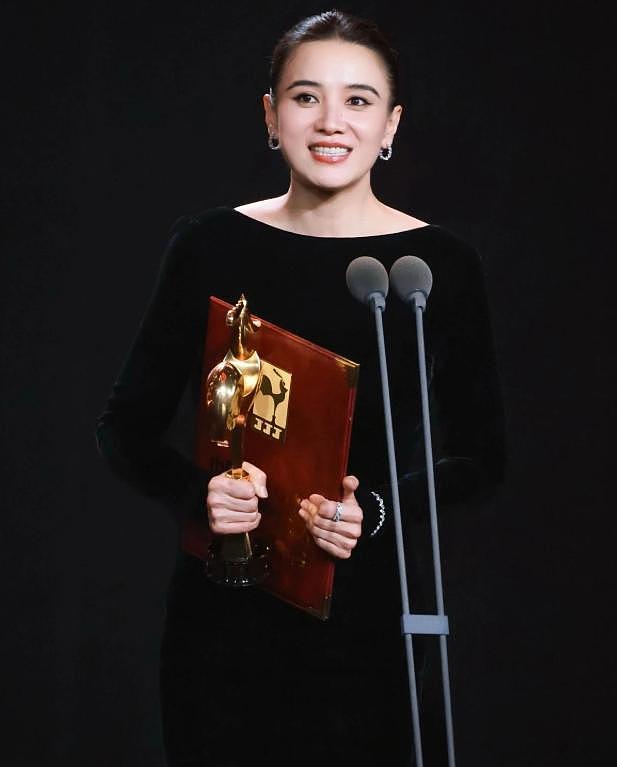 45岁宋佳被曝已领证，丈夫身份毫无征兆曝光！张艺谋这次“赢”麻了（组图） - 12