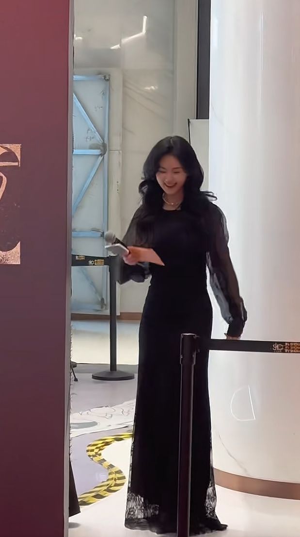 黄晓明新女友遭深扒，履历被扒照片曝光，网友：看生图不像26岁！（组图） - 14