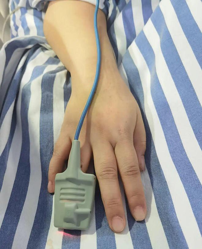 28岁女子心跳骤停,长款美甲阻碍抢救,医生紧急叫来专业美甲师帮忙(组图) - 2