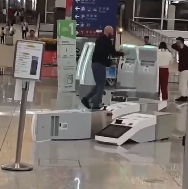 除夕清晨香港机场突发混乱！外籍男子狂砸值机柜台，行李搜出伟哥再添罪（组图） - 7