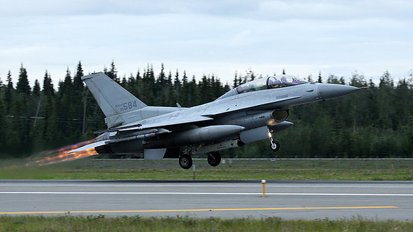 韩国F-16C“撞山坠毁”引发山林大火！飞行员紧急弹射逃生（图） - 1
