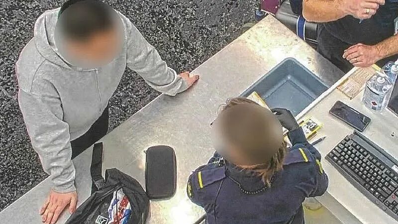 中国男子入境澳洲，手机被翻出惊人秘密，遭当场驱逐出境（组图） - 4
