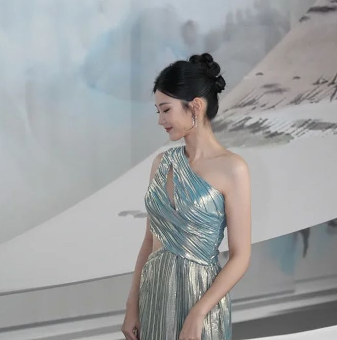 黄晓明新女友遭深扒，履历被扒照片曝光，网友：看生图不像26岁！（组图） - 5