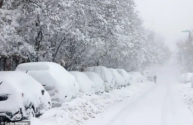 雪飓风突袭美东！纽约暴雪冲进历史前五，9000航班停摆50万人断电（组图） - 1