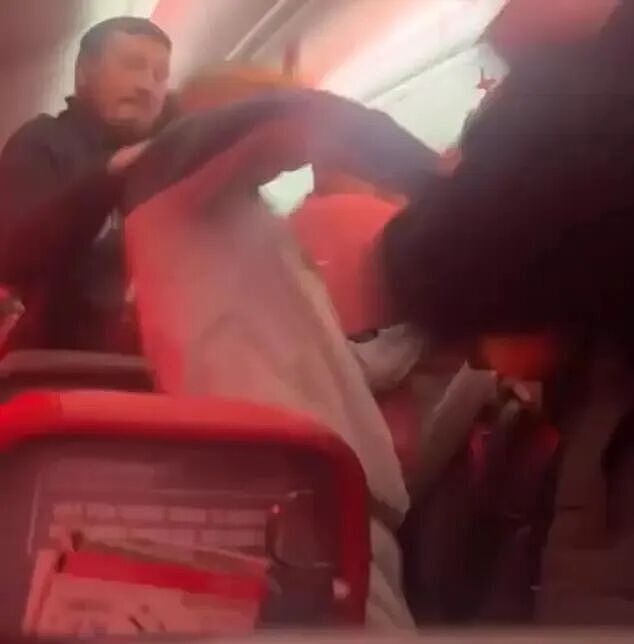 万米高空爆发群殴?!客机座椅血迹斑斑,牙齿散落遍地,2人终身禁飞,还要赔钱!(视频/组图) - 4