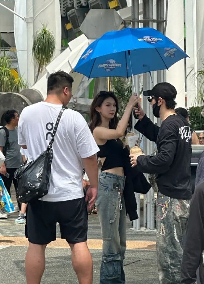 黄晓明新女友遭深扒，履历被扒照片曝光，网友：看生图不像26岁！（组图） - 1